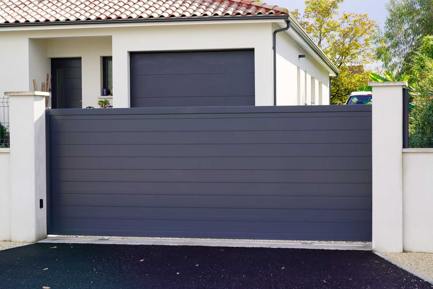 dark-gray-aluminum-gate-portal-suburb